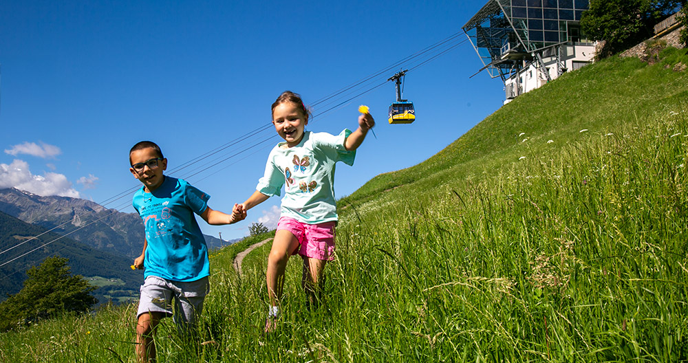 Kinder an der Bergstation der Seilbahn Unterstell