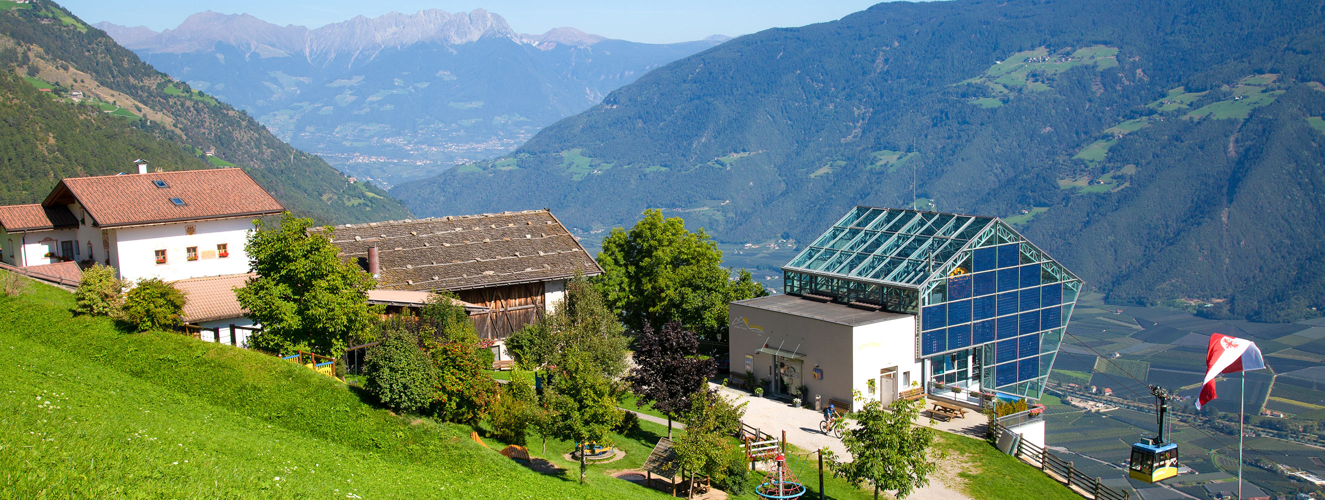 Wandern am Sonnenberg Thermaldorf Naturns bei Meran in Südtirol