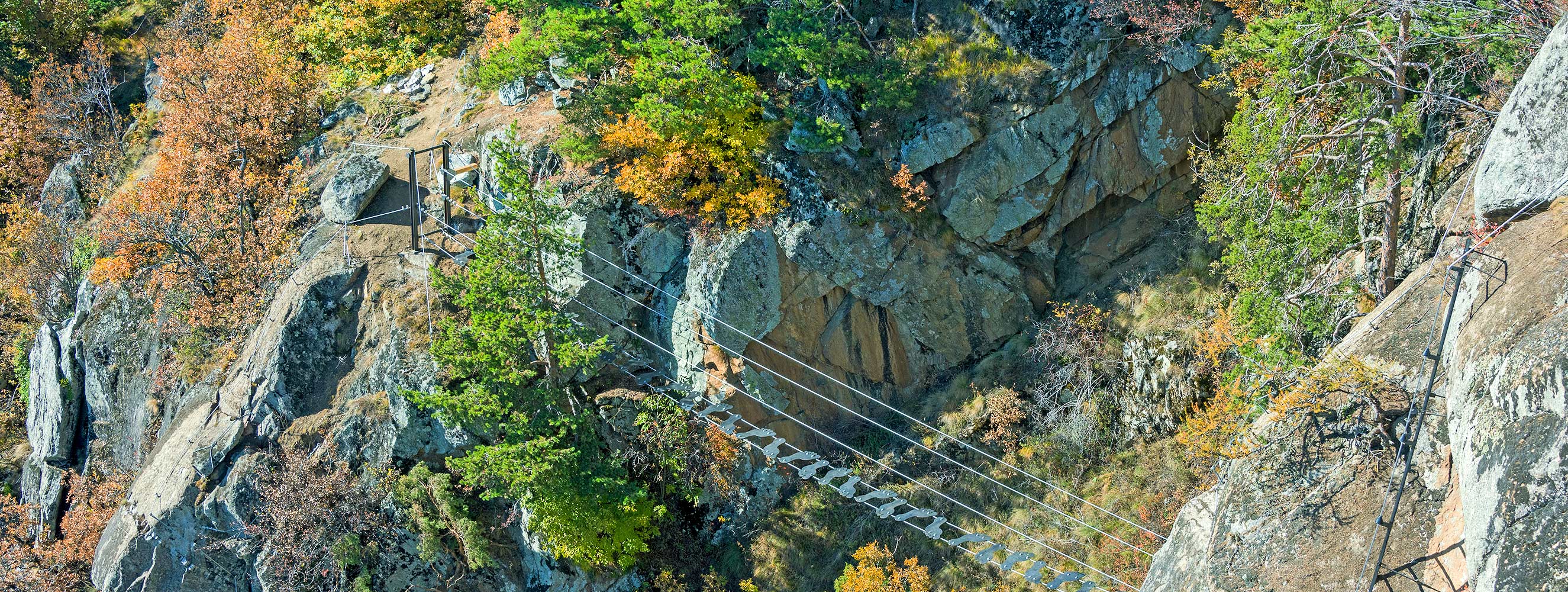 Big foot bridge mit Sponsorenplaketten