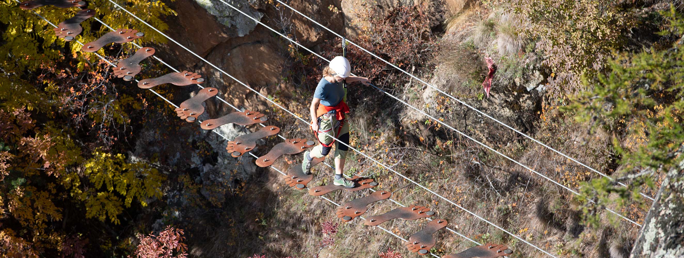 Big foot bridge mit Sponsorenplaketten