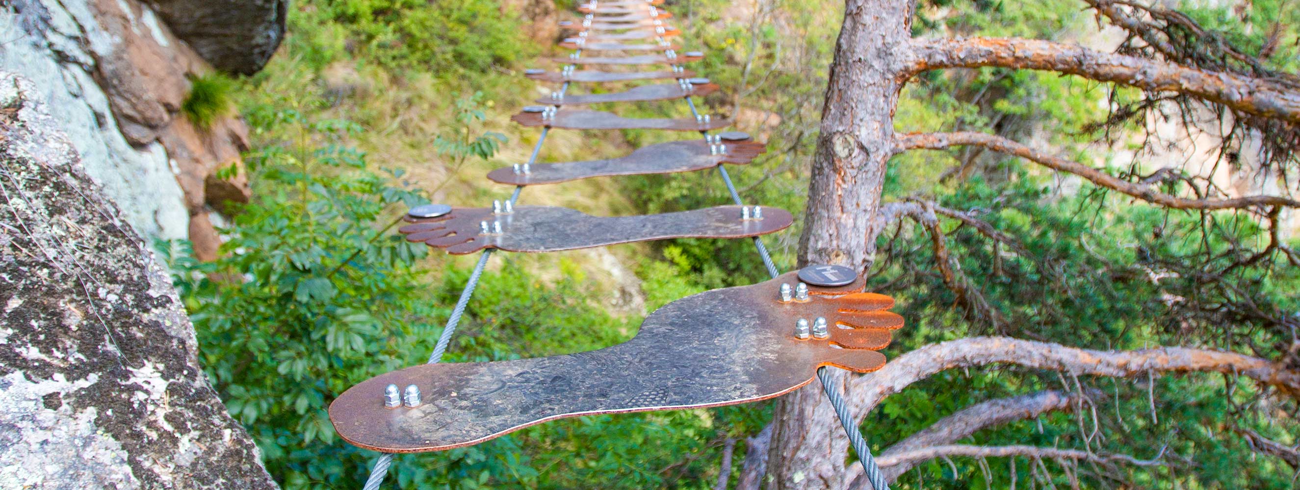 Big foot bridge mit Sponsorenplaketten